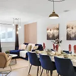 Modern & Stylish House In London - Garden